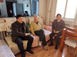 7d1e38f6b17f4a1ebece3e3ec5f00424.jpg 8王旭东副院长看望慰问胡定宇教授.jpg