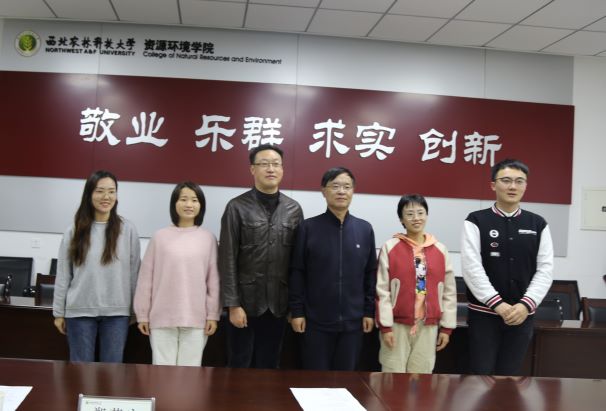 89096bc0540c4589a76a77ff67bd370d.jpg 与新疆籍学生代表合影.jpg