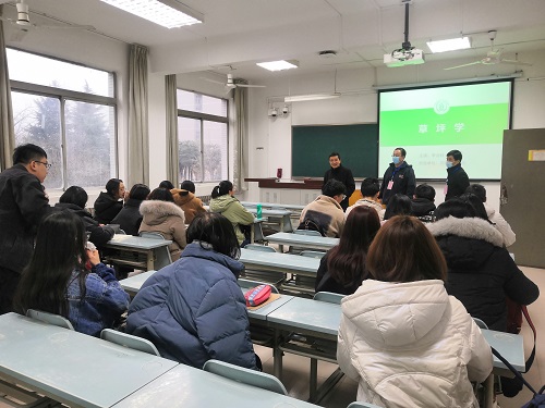 1ee399ef77e34c8bb6b8ebbd7ea487c0.jpg 1 吕家珑院长检查上课情况.jpg