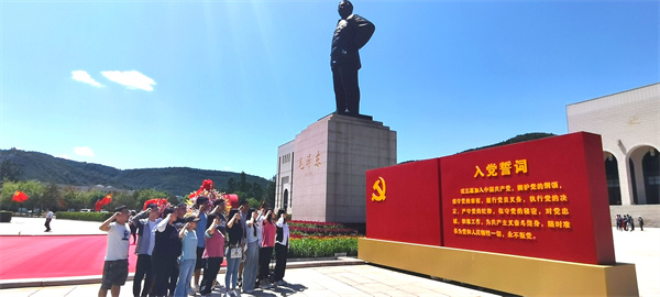 052a5bc735e048fd9adf0b8763be5160.jpg 第二篇图2本科生地科党支部党员在入党誓词前宣誓.jpg