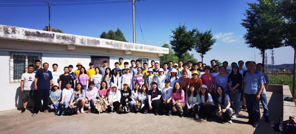 c86e6363565b4a5e96565fae2055985a.png 图4 地理信息科学专业全体同学参观安塞水土保持综合实验站.png