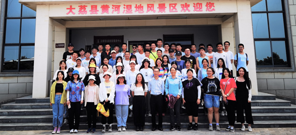 d82d114d9dd0401495efba74077bd0b2.png 图1 地理信息科学专业全体同学在大荔黄河湿地进行实习考察.png