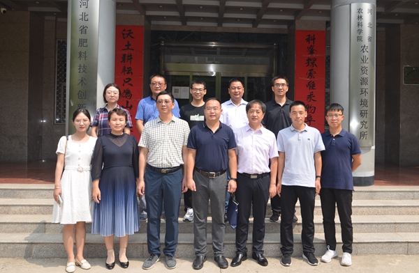 3fb4333d32d74514864f67239b49f6ff.jpg 河北省农林科学院合影_副本.jpg